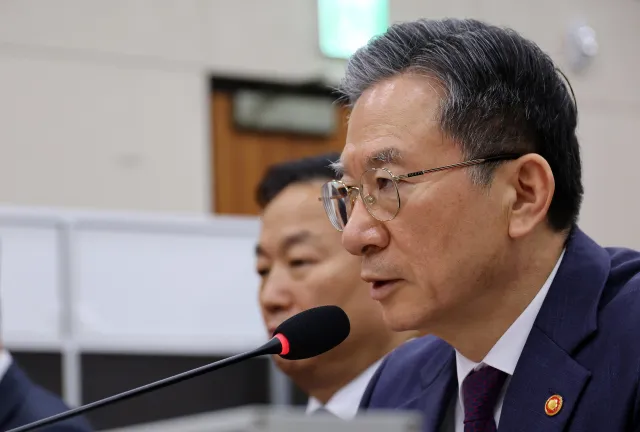 정성호 법무장관 "경찰, 기자, 시민 상대로 사적 검문? 현행범 처벌 대...

정성호 법무부 장관이 28일 국회 윤석열 정권 정치검찰 조작..
