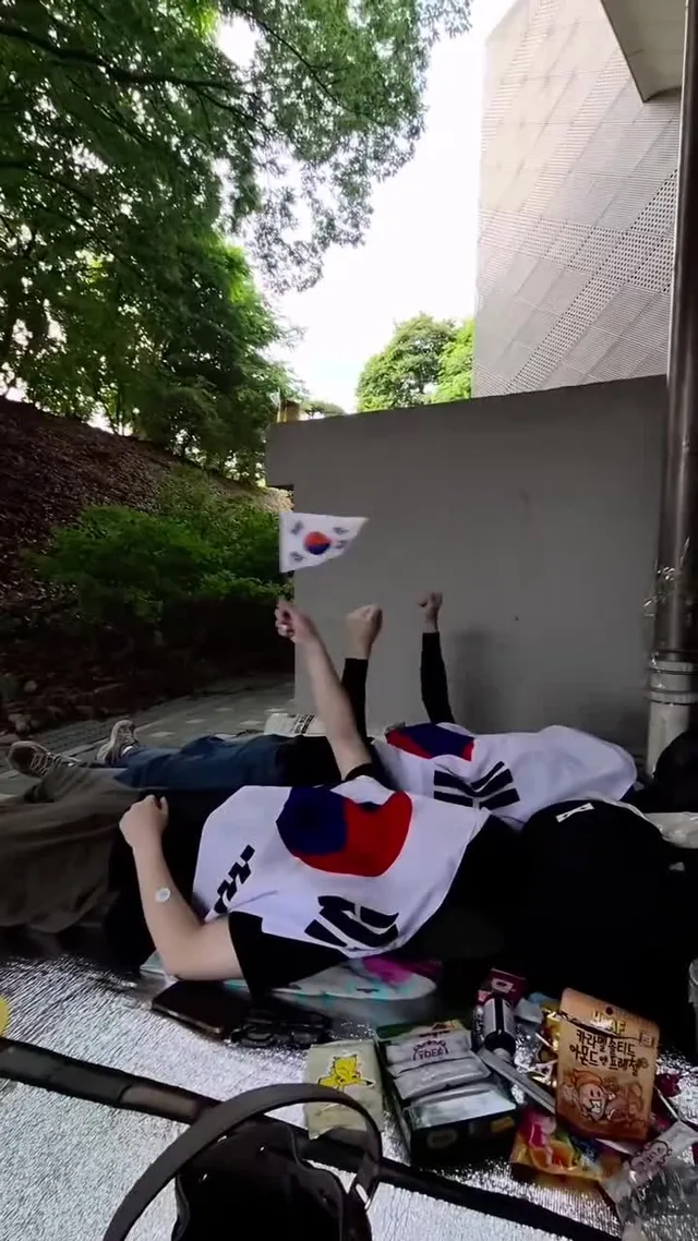 1-2 우파청년 두분이 배급된 두쫀쿠를 한번에 5개나 섭취하셔서 혈당스파이크로 쓰러지셨어요 ㅠㅠ
쓰러진 와중에도 재선거 구호를 외치시는 모습에 