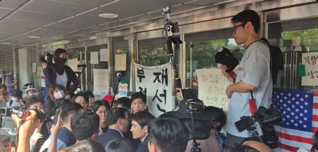 올공현재상황

좌혁 한명이 못들어가게 하는중
두번째 사진이 입구막는 좌혁인거같고
3번째 사진 아재도 지금 깽판 오지게 치고 있는중

#올림픽공원