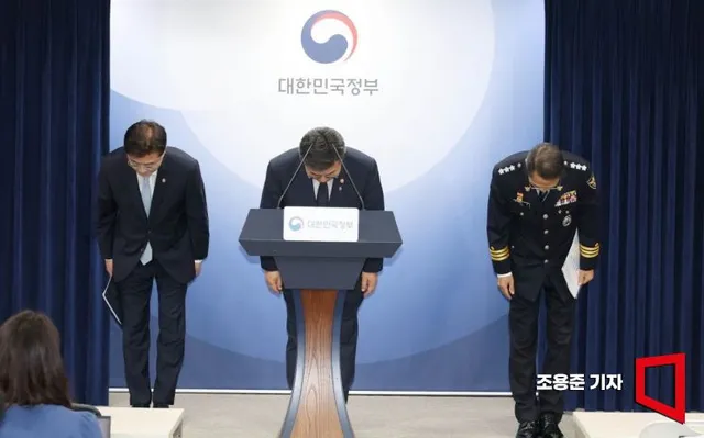 [포토] 인사하는 윤호중 장관과 이진수 법무차관, 유재성 경찰청장 직무...

윤호중 행정안전부 장관이 16일 서울 종로구 정부서울청사에서