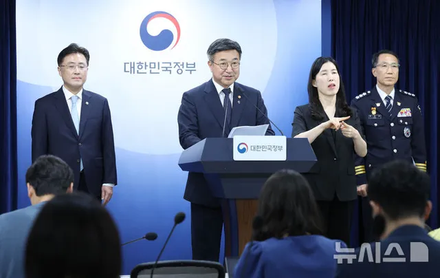 윤호중 장관, 잠실 개표소 집단시위 관련 대국민 담화문 발표

[서울=뉴시스] 조수정 기자 = 윤호중 행정안전부 장관이 16일 오후 서울 종로구