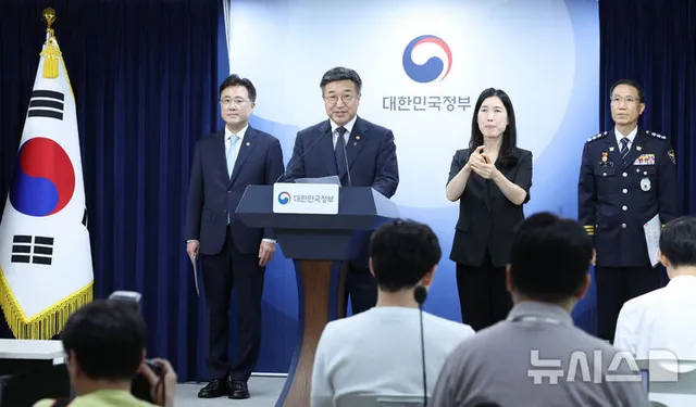 정부, 잠실 개표소 시위 관련 대국민 담화문 발표

[서울=뉴시스] 조수정 기자 = 윤호중 행정안전부 장관이 16일 오후 서울 종로구 정부서울청