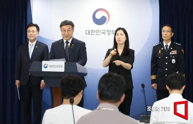 [포토] 잠실 개표소 집단시위 관련 대국민 담화문 발표하는 윤호중 장관

윤호중 행정안전부 장관이 16일 서울 종로구 정부서울청사에서