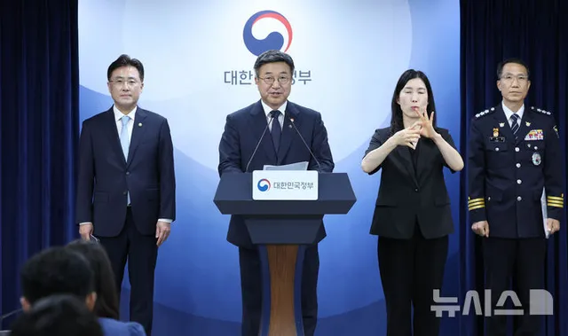 정부, 잠실 개표소 집단시위 관련 대국민 담화문 발표

[서울=뉴시스] 조수정 기자 = 윤호중 행정안전부 장관이 16일 오후 서울 종로구 정부서