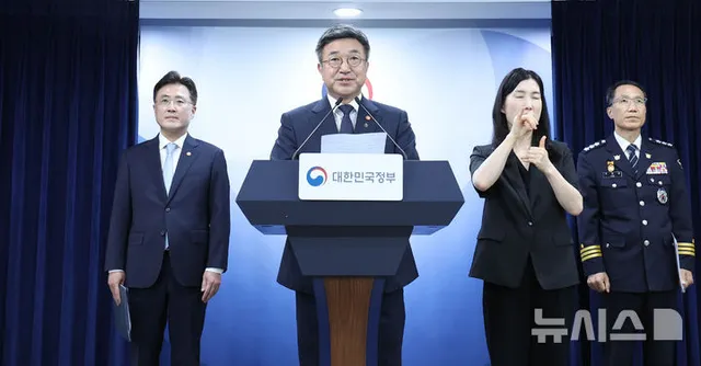 윤호중 장관, 잠실 개표소 시위 관련 대국민 담화문 발표

[서울=뉴시스] 조수정 기자 = 윤호중 행정안전부 장관이 16일 오후 서울 종로구 정