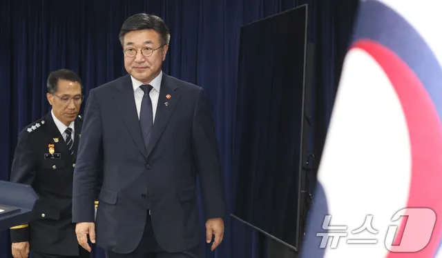 잠실 개표소 인근 집단시위 관련 대국민 담화문 발표 앞둔 윤호중 장관

(서울=뉴스1) 김명섭 기자 = 윤호중 행정안전부 장관이 16일 오후 서