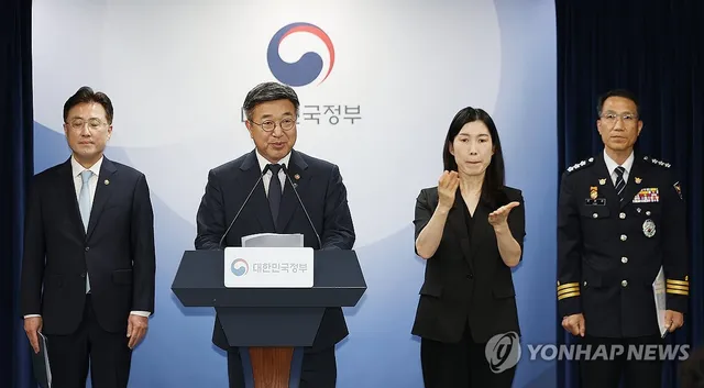 담화문 발표하는 윤호중 장관

(서울=연합뉴스) 김성민 기자 = 윤호중 행정안전부 장관(왼쪽 두번째)이 16일 서울 종로구 정부서울청사 본관 브