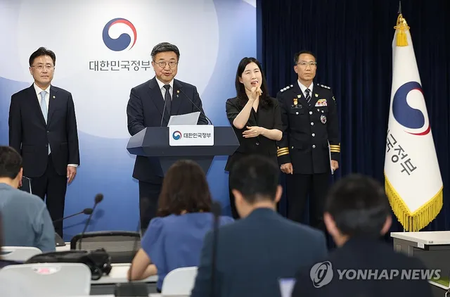담화문 발표하는 윤호중 장관

(서울=연합뉴스) 김성민 기자 = 윤호중 행정안전부 장관(왼쪽 두번째)이 16일 서울 종로구 정부서울청사 본관 브