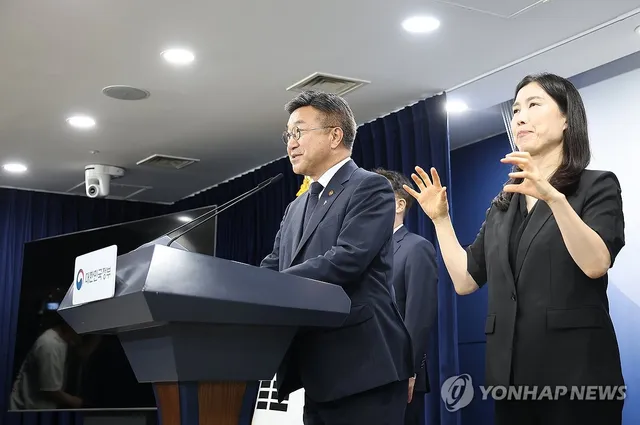 대국민 담화문 발표하는 윤호중 장관

(서울=연합뉴스) 김성민 기자 = 윤호중 행정안전부 장관이 16일 서울 종로구 정부서울청사 본관 브리핑실에