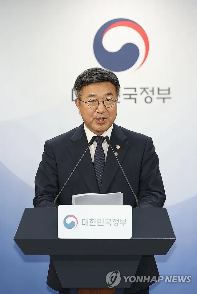 대국민 담화문 발표하는 윤호중 장관

(서울=연합뉴스) 김성민 기자 = 윤호중 행정안전부 장관이 16일 서울 종로구 정부서울청사 본관 브리핑실에
