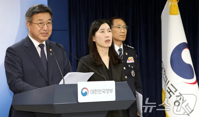 '시위 과정에서 법과 사회질서를 침해하는 불법 사례가 다수 발생'

(서울=뉴스1) 김명섭 기자 = 윤호중 행정안전부 장관이 16일 오후 서울 