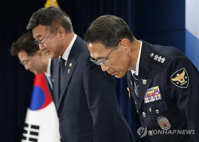 인사하는 윤호중 장관과 유재성 경찰청장 직무대행

(서울=연합뉴스) 김성민 기자 = 윤호중 행정안전부 장관(가운데)과 유재성 경찰청장 직무대행(