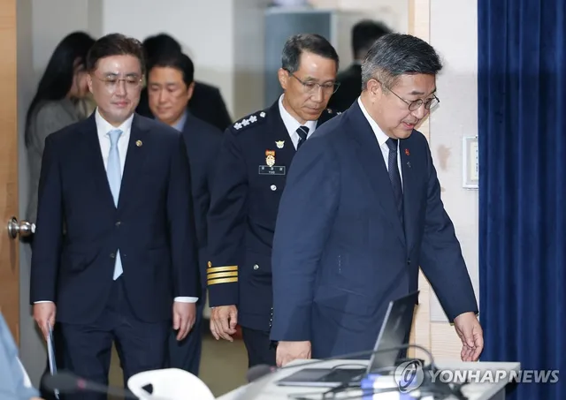 대국민 담화문 발표 입장하는 윤호중 행정안전부 장관

(서울=연합뉴스) 김성민 기자 = 윤호중 행정안전부 장관이 16일 서울 종로구 정부서울청사