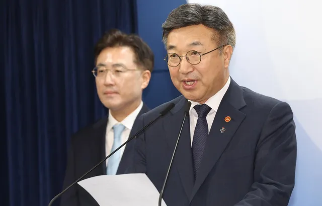 [속보]윤호중 행안장관 “잠실 사적 검문·허위 유포 엄중히 책임 묻겠...

정부가 6·3 지방선거 당시 발생한 투표용지 부족 사태의 책임 소재
