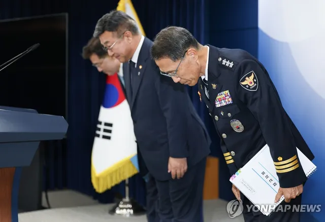 고개 숙인 윤호중 행정안전부 장관·유재성 경찰청장 직무대행

(서울=연합뉴스) 김성민 기자 = 윤호중 행정안전부 장관(가운데)과 유재성 경찰청장