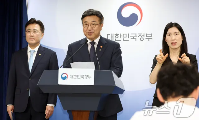 윤호중 장관, 잠실 개표소 인근 집단시위 관련 대국민 담화문 발표

(서울=뉴스1) 김명섭 기자 = 윤호중 행정안전부 장관이 16일 오후 서울 