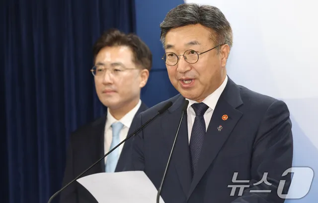 잠실 개표소 인근 집단시위 관련 대국민 담화문 발표하는 윤호중 장관

(서울=뉴스1) 김명섭 기자 = 윤호중 행정안전부 장관이 16일 오후 서울