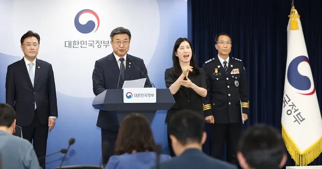 윤호중 행안부 장관 “잠실 시위, 사적 검문·시설 점거는 정당화 불가...

윤호중 행안부 장관 잠실 시위, 사적 검문·시설 점거는 정당화 불가