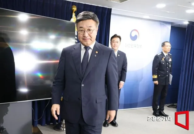 [포토] 담화문 발표 후 이석하는 윤호중 장관

윤호중 행정안전부 장관이 16일 서울 종로구 정부서울청사에서