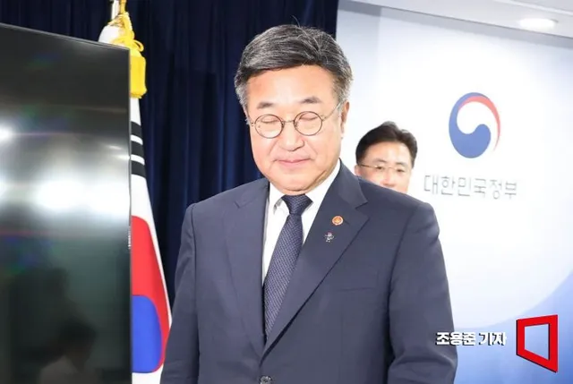 [포토] 발표 후 자리 떠나는 윤호중 장관

윤호중 행정안전부 장관이 16일 서울 종로구 정부서울청사에서