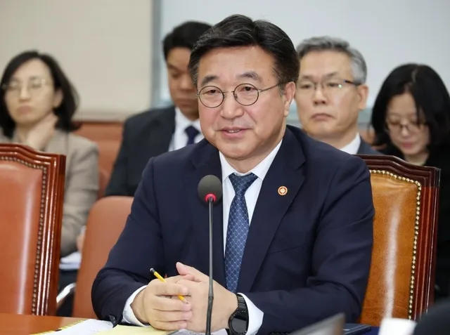 윤호중 행안장관 “잠실 봉쇄 시위, 사적 검문·시설점거 정당화될 수 ...

윤호중 행정안전부 장관은 16일 투표용지 부족 사태 이후 확산되고 