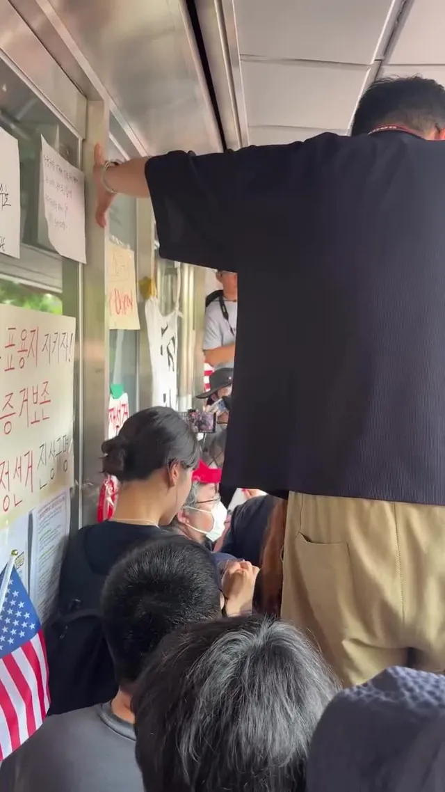 실시간
여성 한분께서 문 앞에서 못들어가게 막고 있는 것 같습니다