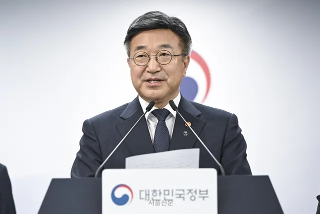 행안부 장관 “잠실 집회 사적 검문·시설점거 정당화 안돼…불법 엄중...

윤호중 행안부 장관은 잠실 올림픽공원 개표소 봉쇄 집회와 관련해 사적