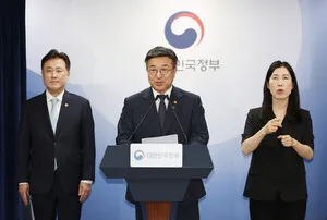 윤호중 "잠실 집회 사적 검문·시설점거 정당화될 수 없어"

윤호중 행정안전부 장관이 지방선거 투표용지 부족 사태 이후 이어지고 있는 서울 잠실