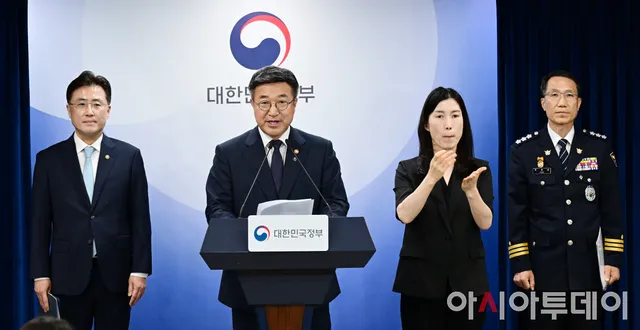 [포토] 윤호중 행정안전부 장관 대국민 담화문 발표

윤호중 행정안전부 장관이 16일 서울 종로구 세종대로 정부서울청사에서 국민참정권 침해와 서