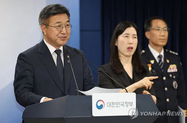 담화문 발표하는 윤호중 행안부장관

(서울=연합뉴스) 김성민 기자 = 윤호중 행정안전부 장관이 16일 서울 종로구 정부서울청사 본관 브리핑실에서