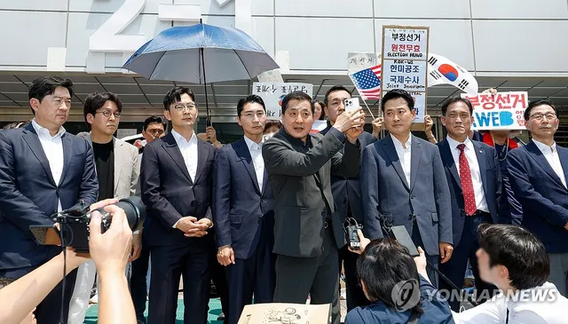 잠실 개표소 시위 현장에서 발언하는 박대출 의원

(서울=연합뉴스) 서대연 기자 = 6·3지방선거 투표용지 부족 사태로 촉발된 잠실 개표소 봉쇄