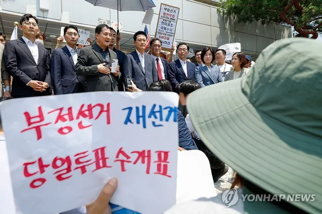 잠실 개표소 시위 현장에서 발언하는 박대출 의원

(서울=연합뉴스) 서대연 기자 = 6·3지방선거 투표용지 부족 사태로 촉발된 잠실 개표소 봉쇄
