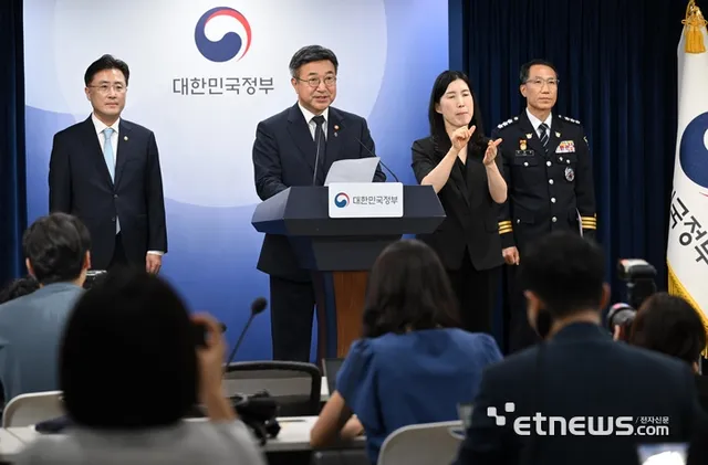 [포토] 국민참정권 침해 대국민 담화

윤호중 행정안전부 장관이 16일 서울 종로구 정부서울청사에서 국민참정권 침해와 서울 잠실 개표소 인근 집