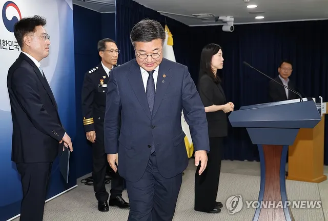 담화문 발표 마친 윤호중 행안부장관

(서울=연합뉴스) 김성민 기자 = 윤호중 행정안전부 장관이 16일 서울 종로구 정부서울청사 본관 브리핑실에