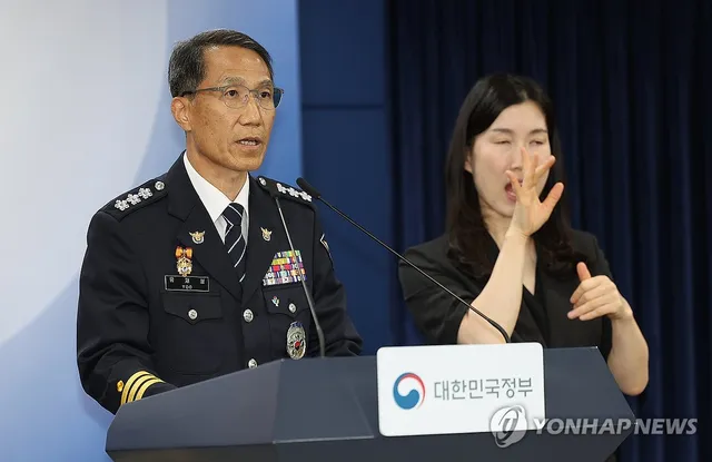질문에 답하는 유재성 경찰청장 직무대행

(서울=연합뉴스) 김성민 기자 = 유재성 경찰청장 직무대행이 16일 서울 종로구 정부서울청사 본관 브리