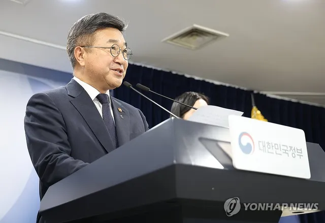 담화문 발표하는 윤호중 행안부장관

(서울=연합뉴스) 김성민 기자 = 윤호중 행정안전부 장관이 16일 서울 종로구 정부서울청사 본관 브리핑실에서
