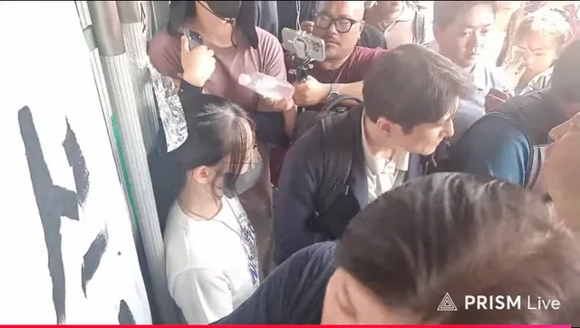 현재상황
여자분이 문 막고 서계셔서 아무도 못들어가고 있어요.
애국모녀tv