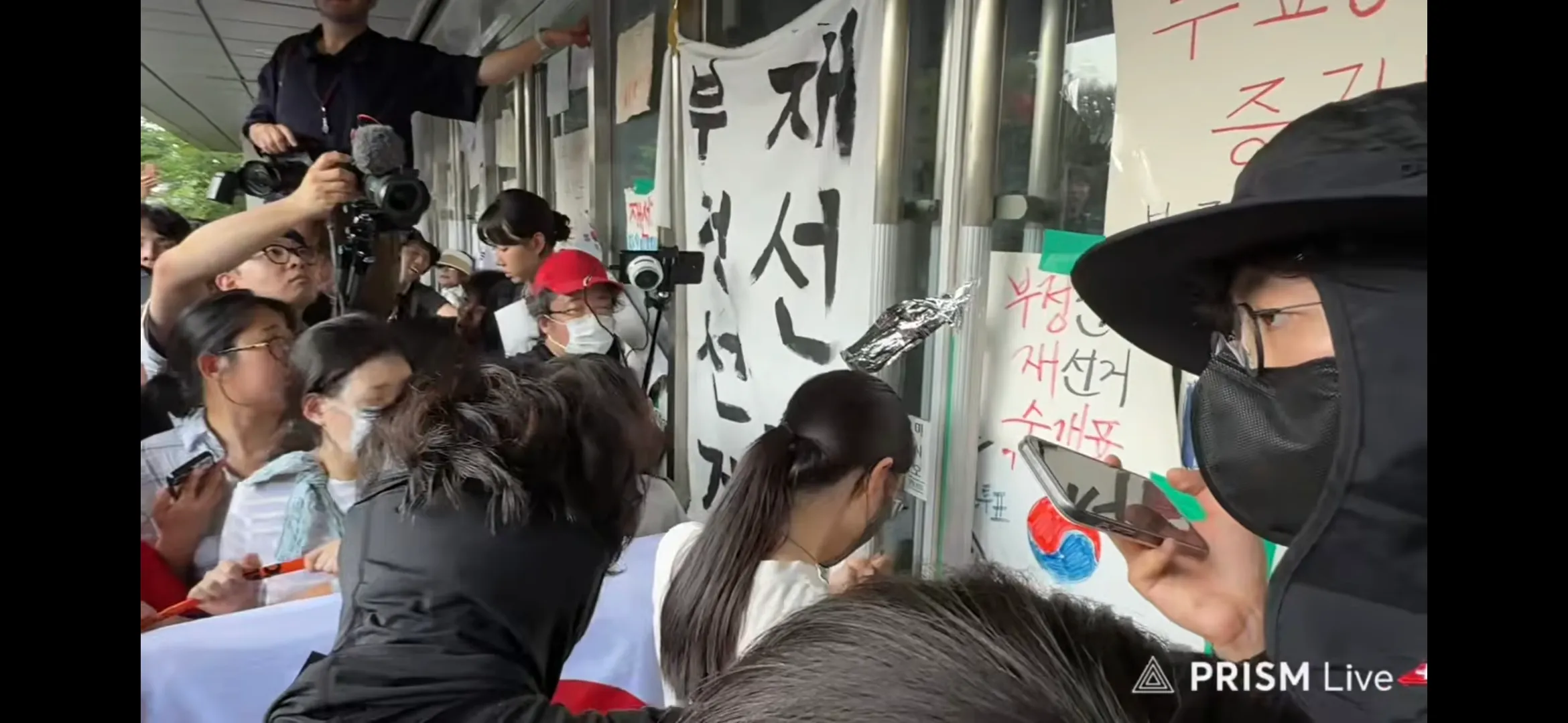 여자분 혼자 막고있어요!
대표가 없는데 자꾸 누구랑 협의했다 하십니까??