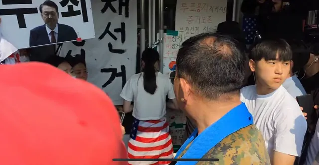 수많은 시민이 오랜 시간 피땀 흘려 지켜온 
평화시위의 공간입니다.

하지만 사람들이 자리를 비운 틈을 타 그들만의 
독단적인 개방 약속이 이뤄