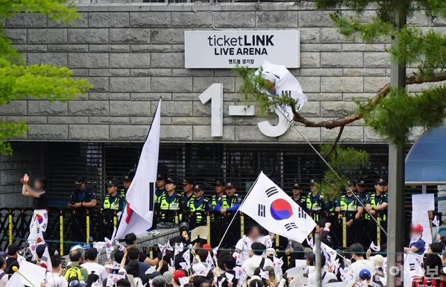 정부 "참정권 침해 빌미 '타인 권리 훼손' 중대 범죄"

정부가 참정권 침해를 빌미로 타인의 권리를 훼손하는 행위를 중대 범죄로 규정하고 끝까