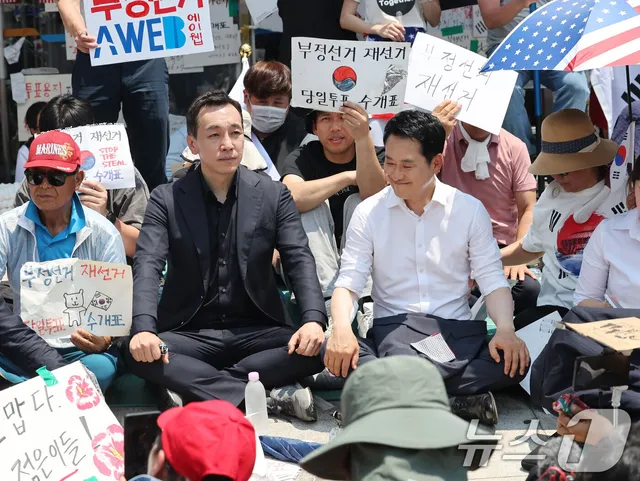장동혁·김민수, 잠실 시위 현장 방문

(서울=뉴스1) 김도우 기자 = 6·3 지방선거 '투표용지 부족 사태'로 12일째 잠실 개표소 봉쇄 시위