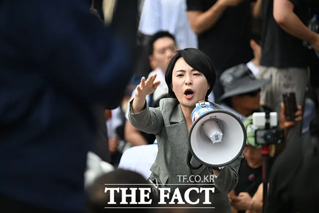 잠실 개표소 찾은 손수조 대변인 [TF사진관]

손수조 국민의힘 미디어대변인이 16일 오후 ‘6·3 지방선거 투표용지 부족 사태’로 봉쇄 시위를