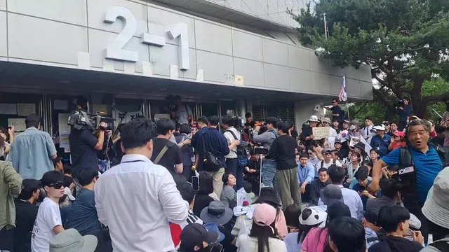 2-1 대치중..
인명피해 없이 
잘 마무리 될수 있게..
기도 부탁 드려요!