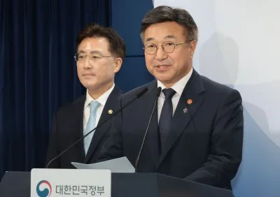 윤호중 행정안전부 장관 대국민 담화문 발표

윤호중 행정안전부 장관이 16일 오후 서울 종로구 정부서울청사에서 국민참정권 침해와 서울 잠실 개표