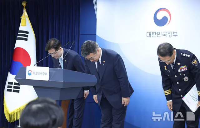 정부, 잠실 개표소 집단시위 관련 대국민 담화 발표

[서울=뉴시스] 조수정 기자 = 윤호중 행정안전부 장관이 16일 오후 서울 종로구 정부서울