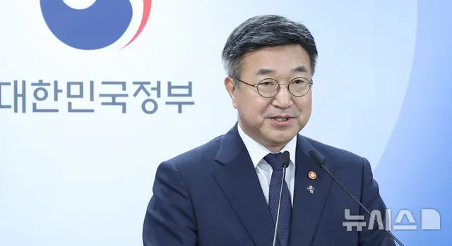 대국민담화 발표하는 윤호중 행정안전부 장관

[서울=뉴시스] 조수정 기자 = 윤호중 행정안전부 장관이 16일 오후 서울 종로구 정부서울청사에서 