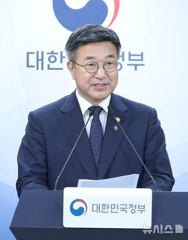 대국민담화 발표하는 윤호중 행정안전부 장관

[서울=뉴시스] 조수정 기자 = 윤호중 행정안전부 장관이 16일 오후 서울 종로구 정부서울청사에서 
