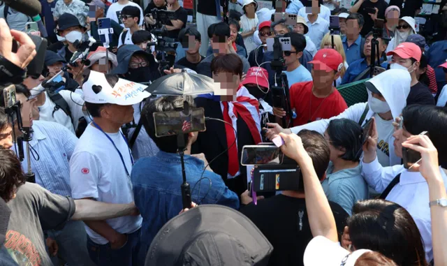 카메라가 무기?..."잠실 시위대, 경찰 둘러싸고 생중계" 신상노출 위협

6·3 지방선거 투표용지 부족 사태에 항의하는 시위 현장이 유튜브 등