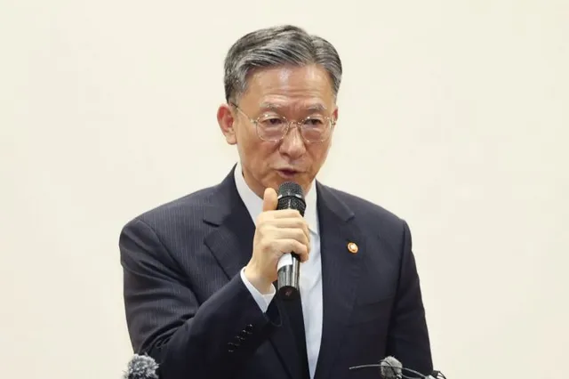 정성호 법무장관 "올림픽공원 시위 불법행위 엄정 대응"

정성호 법무부 장관이 6·3 지방선거 투표용지 부족 사태로 촉발된 서울 올림픽공원 집회