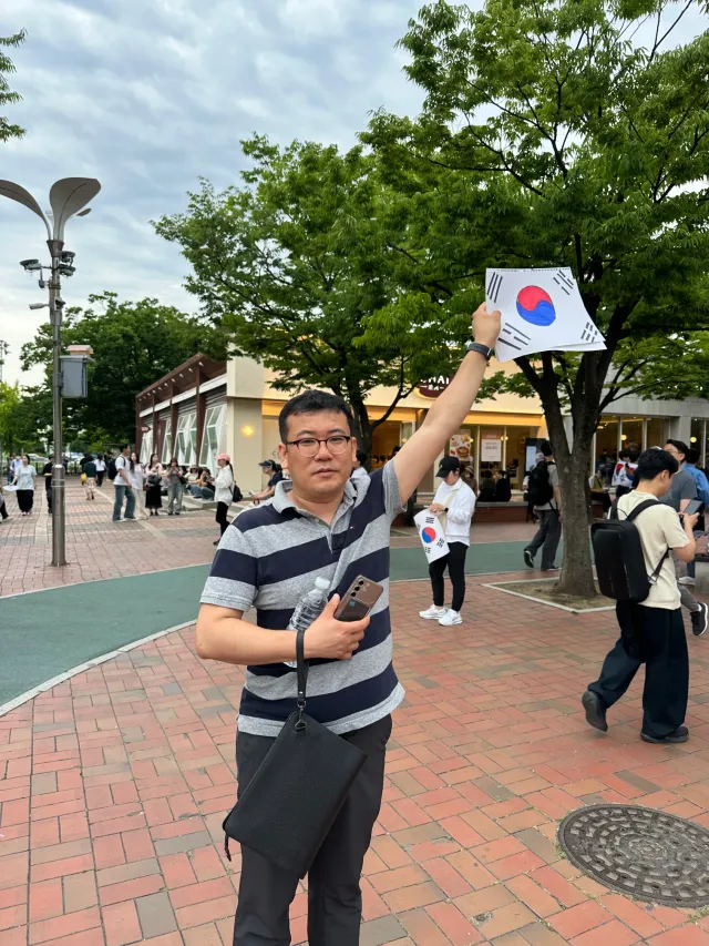 나 오늘 두 번째 잠실 방문!
모스탄 대사님과 황교안 총리님과 악수했다~

당분간은 오른손 못 씻을듯!!
